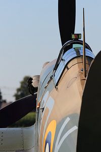 Achter aanzicht van een spitfire vliegtuig