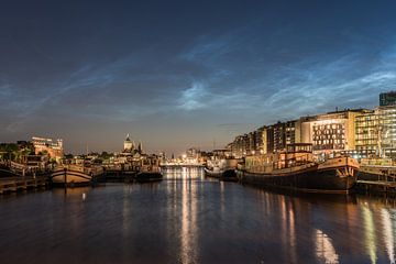 Nuages lumineux de nuit au-dessus de l'Oosterdok sur Jeroen de Jongh