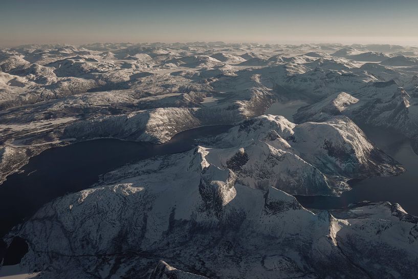Uitzicht over het winterlandschap van Noorwegen vanuit de lucht van Sjoerd van der Wal Fotografie