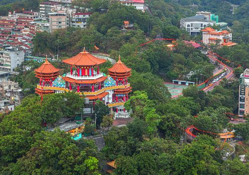 Vue aérienne du temple de Bouddha coloré
