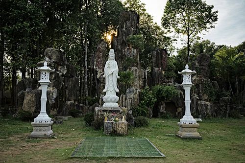 Bodhisattva beeld in een heilige tuin
