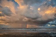 Herannahende Wolken über dem Meer mit Regenbogen von der aufgehenden Sonne. von Machiel Kraaij Miniaturansicht