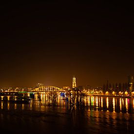 Zicht op Arnhem bij nacht van Jan-Matthijs van Belzen