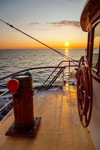 Zonsondergang aan boord van het Tallship Antigua. van Menno Schaefer
