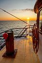 Zonsondergang aan boord van het Tallship Antigua. van Menno Schaefer thumbnail