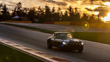 Spa zes uren vlak voor zonsondergang met een Jaguar E-Type van Bob Van der Wolf