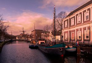 Schiedam / Lange haven tijdens zonsopkomst van Ellen Driesse