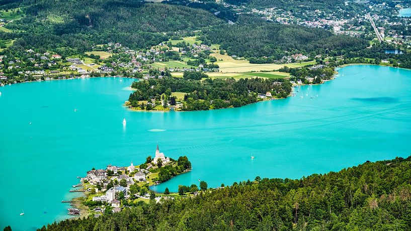 Vue des églises de Maria Woerth sur le lac Woerthersee en Autriche. par Andreas Völkel