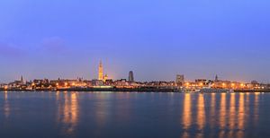 Antwerpen panorama met reflectie in de Schelde van Dennis van de Water