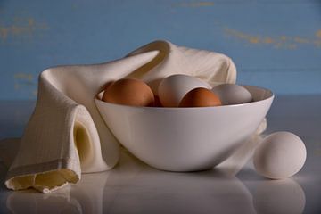 Stilleven eieren in witte schaal van Gerard Veerling
