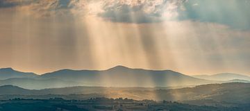 Lichtstralen over de heuvels in Toscane ... von Marc de IJk