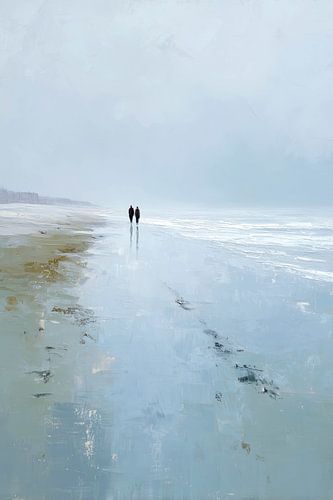 Wandelaars op een mistig strand