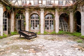Verlaten Paleis met Piano. van Roman Robroek - Foto's van Verlaten Gebouwen