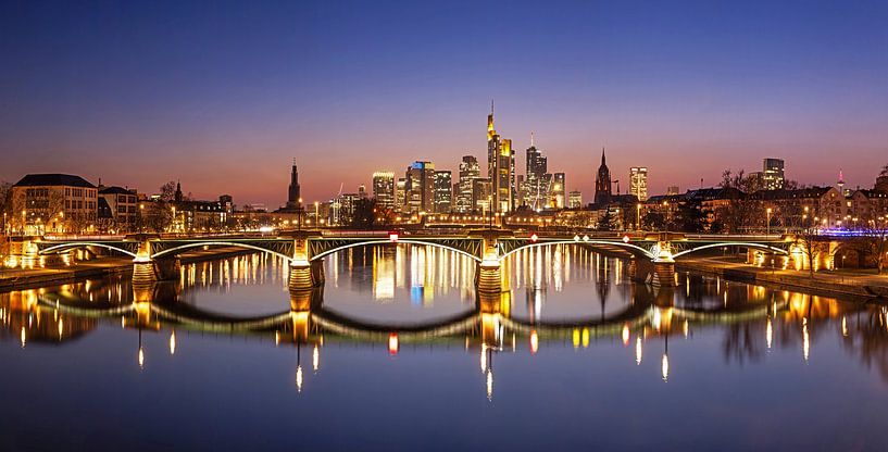 Frankfurt am Main - Skyline bij zonsondergang van Frank Herrmann