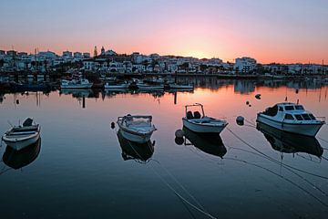 Haven van Lagos in Portugal bij zonsondergang van Eye on You