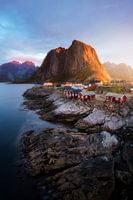 Fischerhütten mit Bergen in Norwegen, Hamnøy
