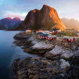 Vissershuisjes met bergen in Noorwegen, Hamnøy van Bjorn Snelders