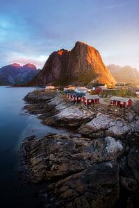 Fischerhütten mit Bergen in Norwegen, Hamnøy von Bjorn Snelders