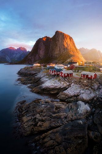 Chalets de pêche avec montagnes en Norvège, Hamnøy sur Bjorn Snelders
