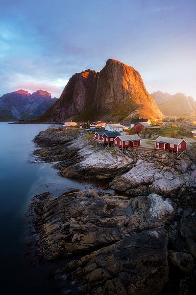 Fischerhütten mit Bergen in Norwegen, Hamnøy von Bjorn Snelders