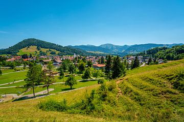 Panoramaschleife bei Oberstaufen mit dem Hochgrat im Hintergrund bei sonnigem Wetter und Blauem Himm von Leo Schindzielorz