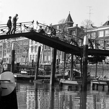 Lange IJzerenbrug met jongens 1968 van Dordrecht van Vroeger