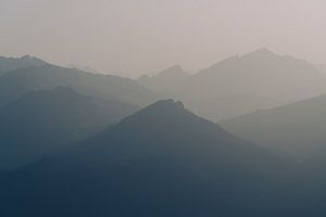Silhouetten der gewaltigen Alpen
