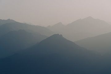Silhouetten van de machtige Alpen