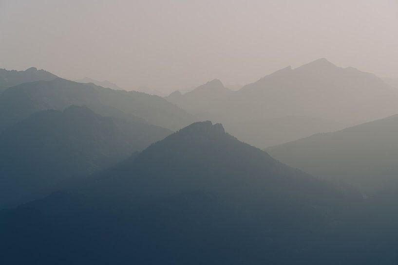 Silhouetten der gewaltigen Alpen von Joris Machholz