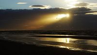 zonnestraal door de wolken boven zee van Dirk van Egmond thumbnail