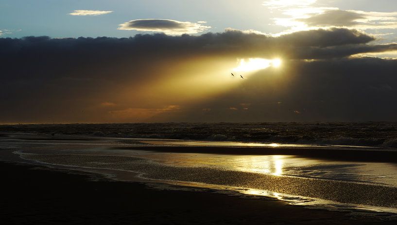 zonnestraal door de wolken boven zee par Dirk van Egmond