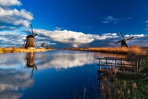 Prachtige regenwolk achter de molens van Kinderdijk van Roy Poots