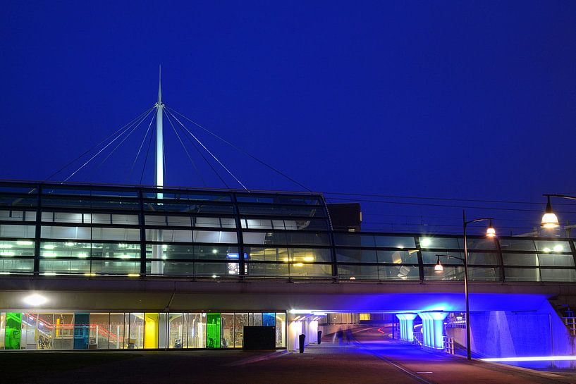 Fietstransferium en tunnel onder station Houten Centrum. by Margreet van Beusichem