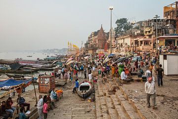 Mensen wassen en baden in de rivier de Ganges in een van de vele Ghats van de oude stad Varanasi