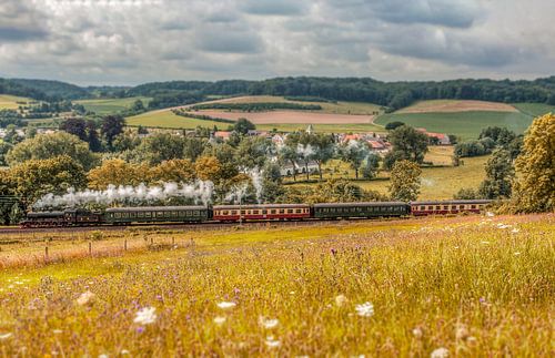 Stoomtreintje passeert Oud-Valkenburg
