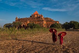 Zwei Mönche auf der Straße in der Stadt Bagan in Myanmar