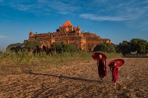 Deux moines sur la route dans la ville de Bagan au Myanmar