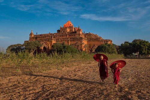 Twee monniken op weg in de stad Bagan in Myanmar