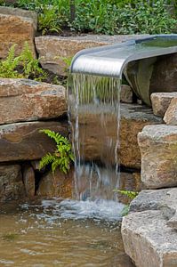 kleine waterval in de tuin