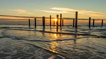 Palendorp Petten in de zee tijdens gouden zonsondergang van Bram Lubbers