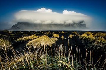 Vestrahorn in de wolken (Stokksnes, IJsland)