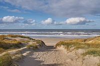 Zeezicht met wolkenlucht vanuit de duinen, op Texel
