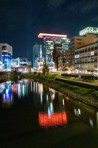 Medienhafen Düsseldorf bei Nacht mit modernen Bürogebäuden und beleuchtetem Hafenbecken