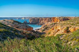 Kustlijn in het uiterste puntje van de portugese kust bij Sagres in de Algarve