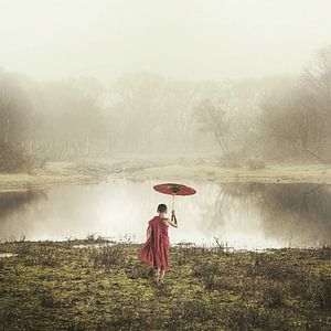 Paysage avec un garçon oriental avec un parapluie