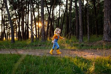 Kleines Mädchen mit gelben Stiefeln von Jaleesa Koelen