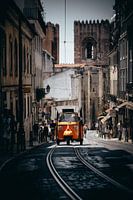 Tuk Tuk rijdend op straat in Lissabon, Portugal.