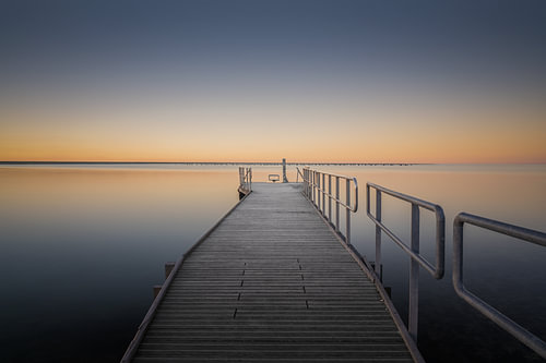 Duik in de stille zonsondergang vanaf de steiger