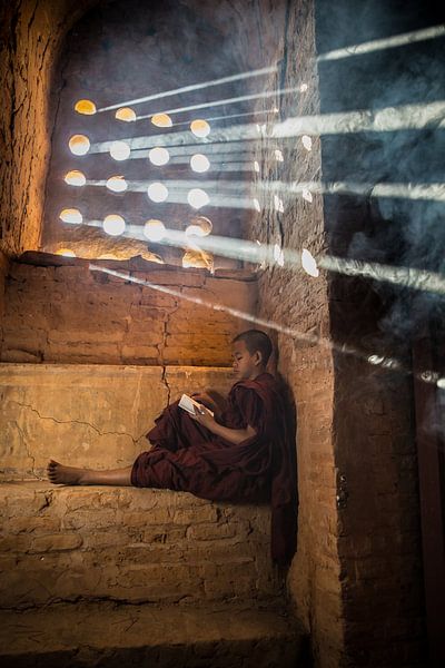 Baghan Myanmar, jonge monnik studeert in budhistisch klooster. (gezien bij vtwonen) van Wout Kok