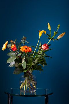 Boeket bloemen in glazen vaas van Peter de Kievith Fotografie